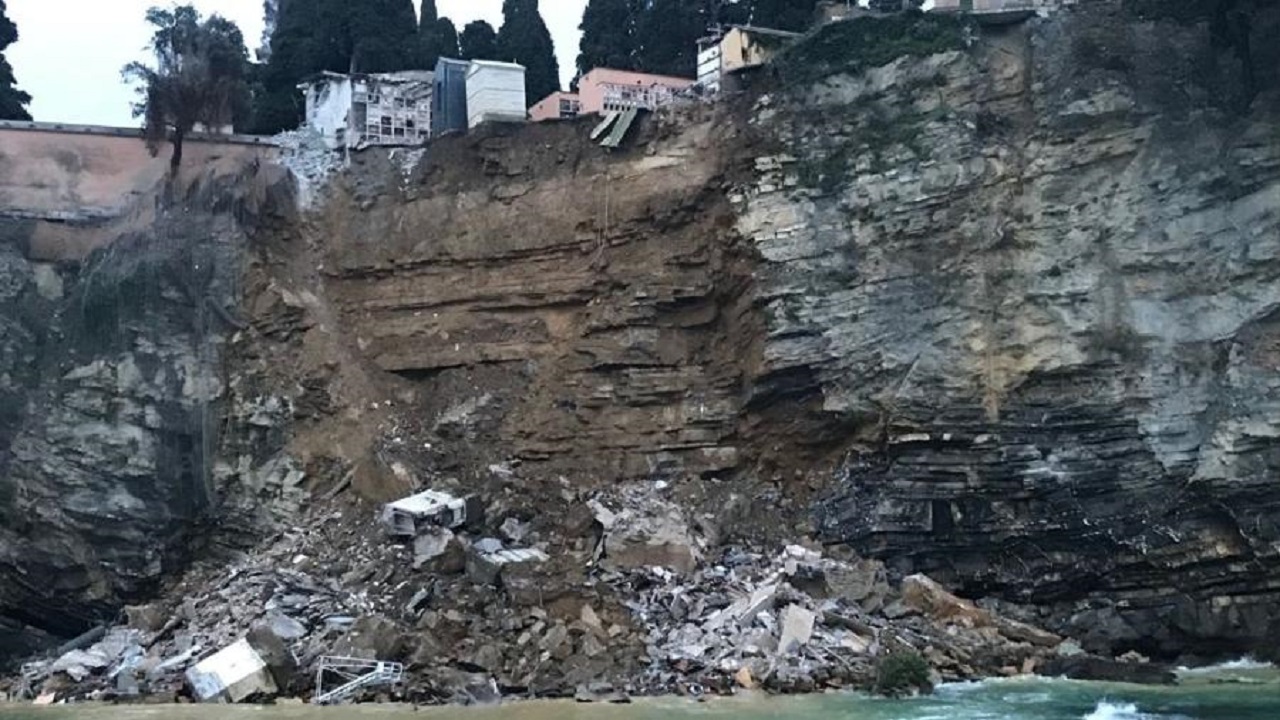 Caixões acabam caindo no mar após deslizamento de terra na Itália