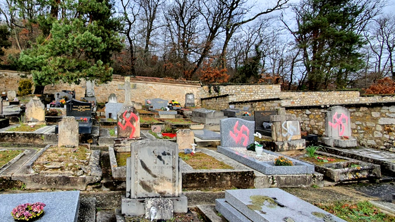 Cemitério da França amanhece com mais de 60 túmulos vandalizados com suásticas