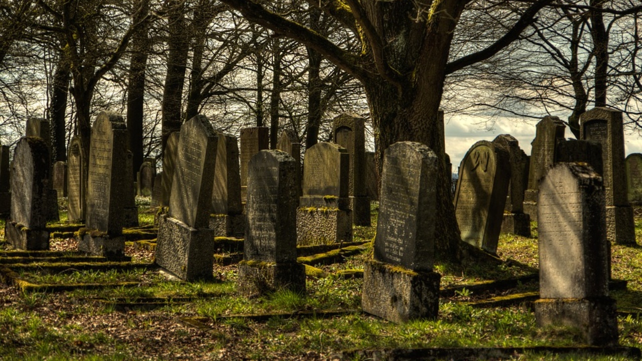 Um péssimo cheiro do altar: a vida antes dos cemitérios