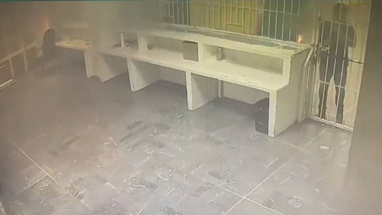 Vídeo chocante mostra guardas ignorando imigrantes durante incêndio no México