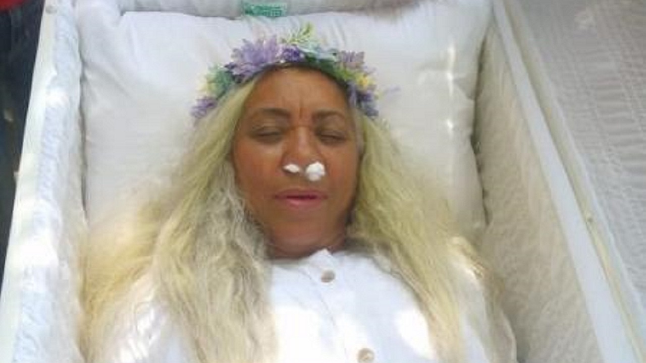 Dominicana diz realizar sonho ao participar de ‘ensaio’ de seu próprio funeral