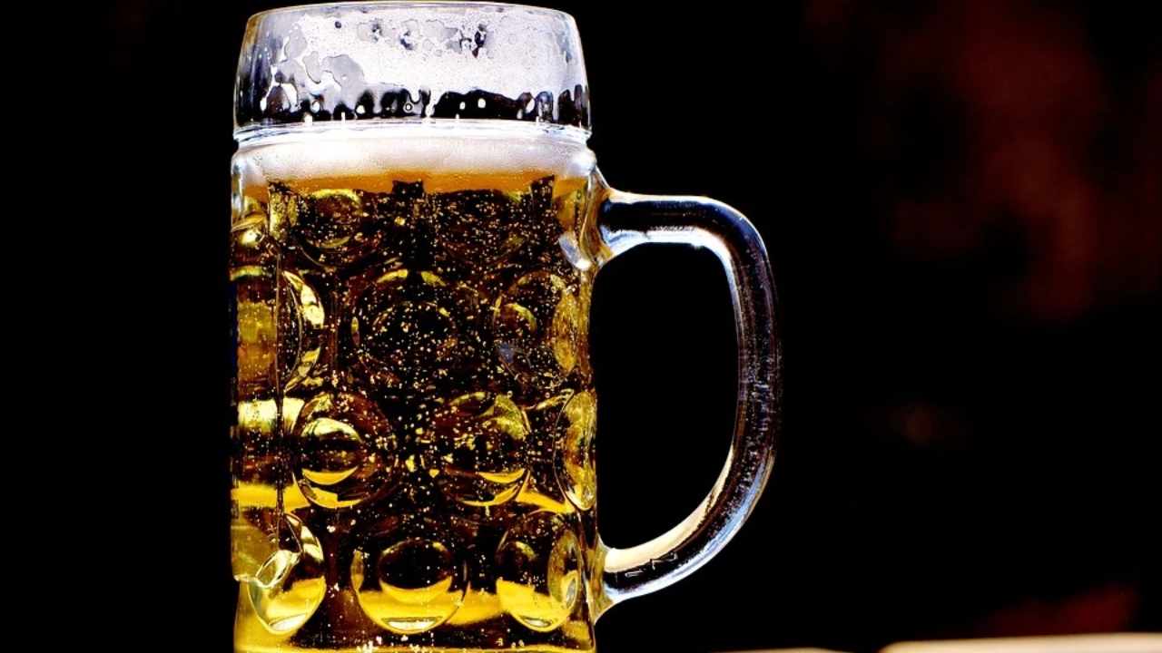Cerveja com milho não é invenção do Brasil. Nem tem nada a ver com calor