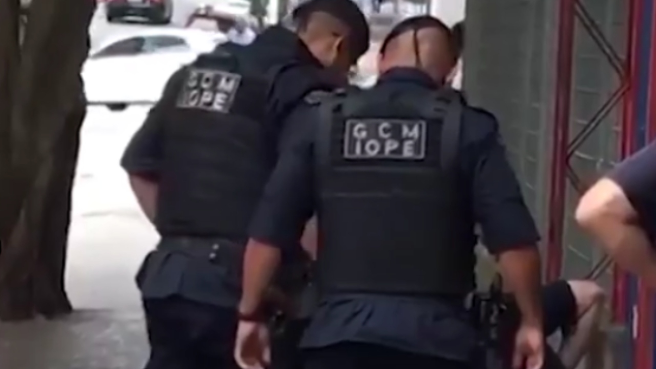 Agente da GCM põe joelho sobre pescoço de homem negro durante abordarem