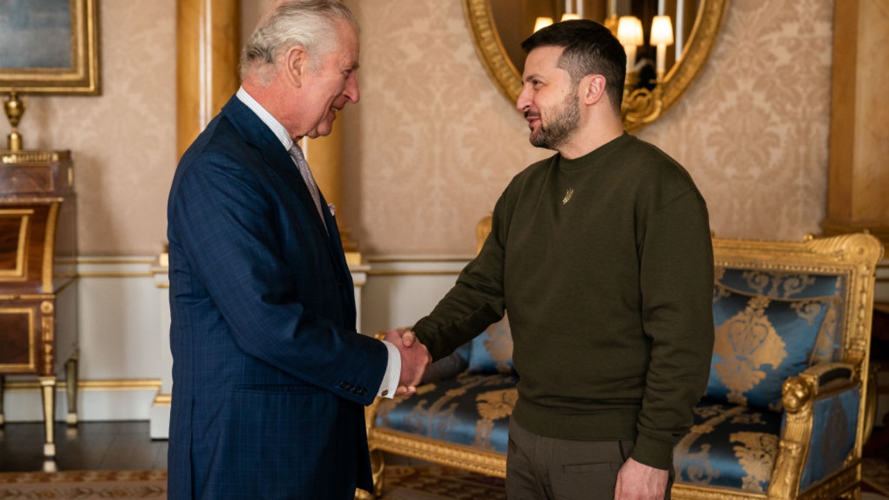 Durante viagem surpresa, Zelensky se encontra com o rei Charles III