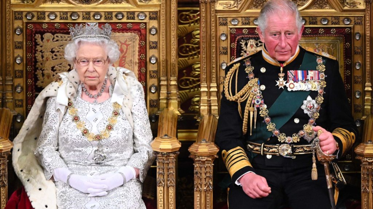 Como está a popularidade do rei Charles III após a morte de Elizabeth II?