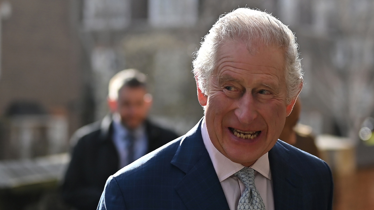 Vídeo: Rei Charles tem reação hilária após súdito pedir a volta de Harry para a realeza