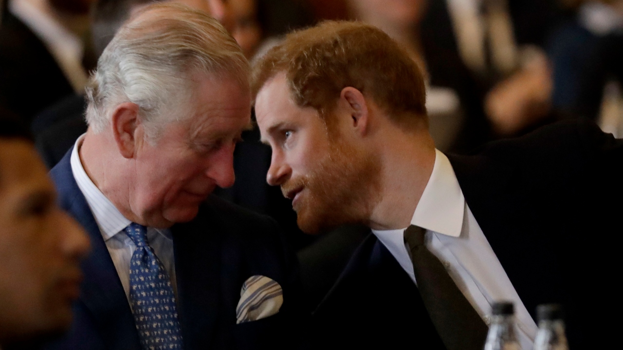 Charles deseja cortar Harry e Meghan de vez da realeza, aponta biógrafa