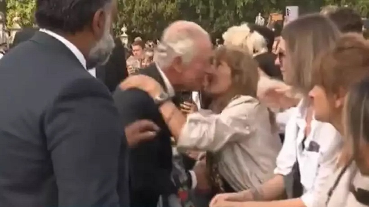 Mulher beija Charles III pouco antes de seu primeiro discurso como rei: ‘Estou muito feliz’