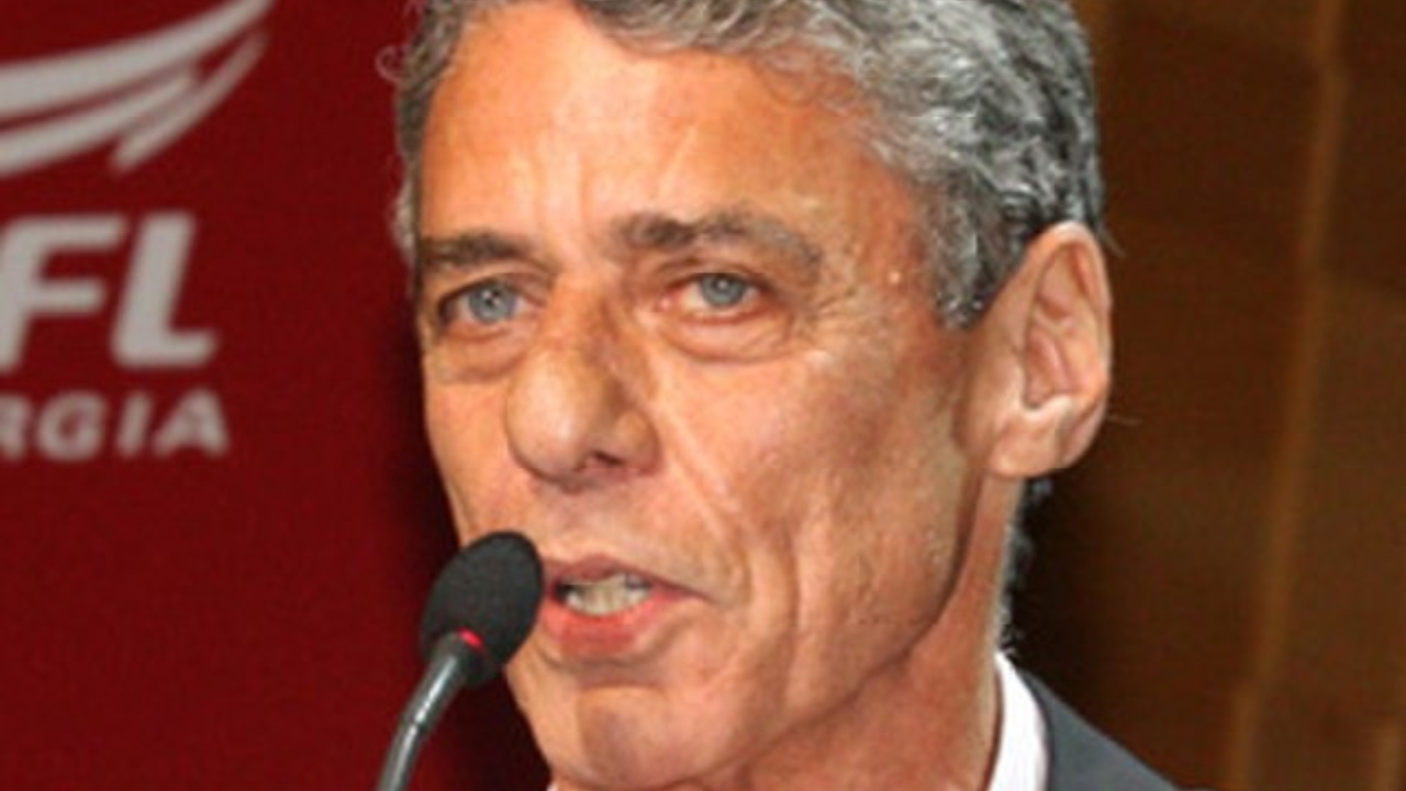 Chico Buarque se incomoda com post que distorce a canção ‘Cálice’ e cobra rede social