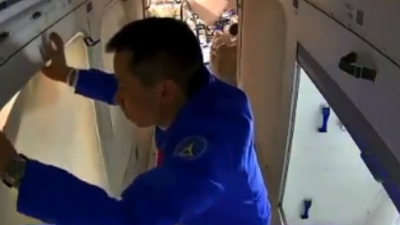 Astronautas da China registram sua rotina no espaço