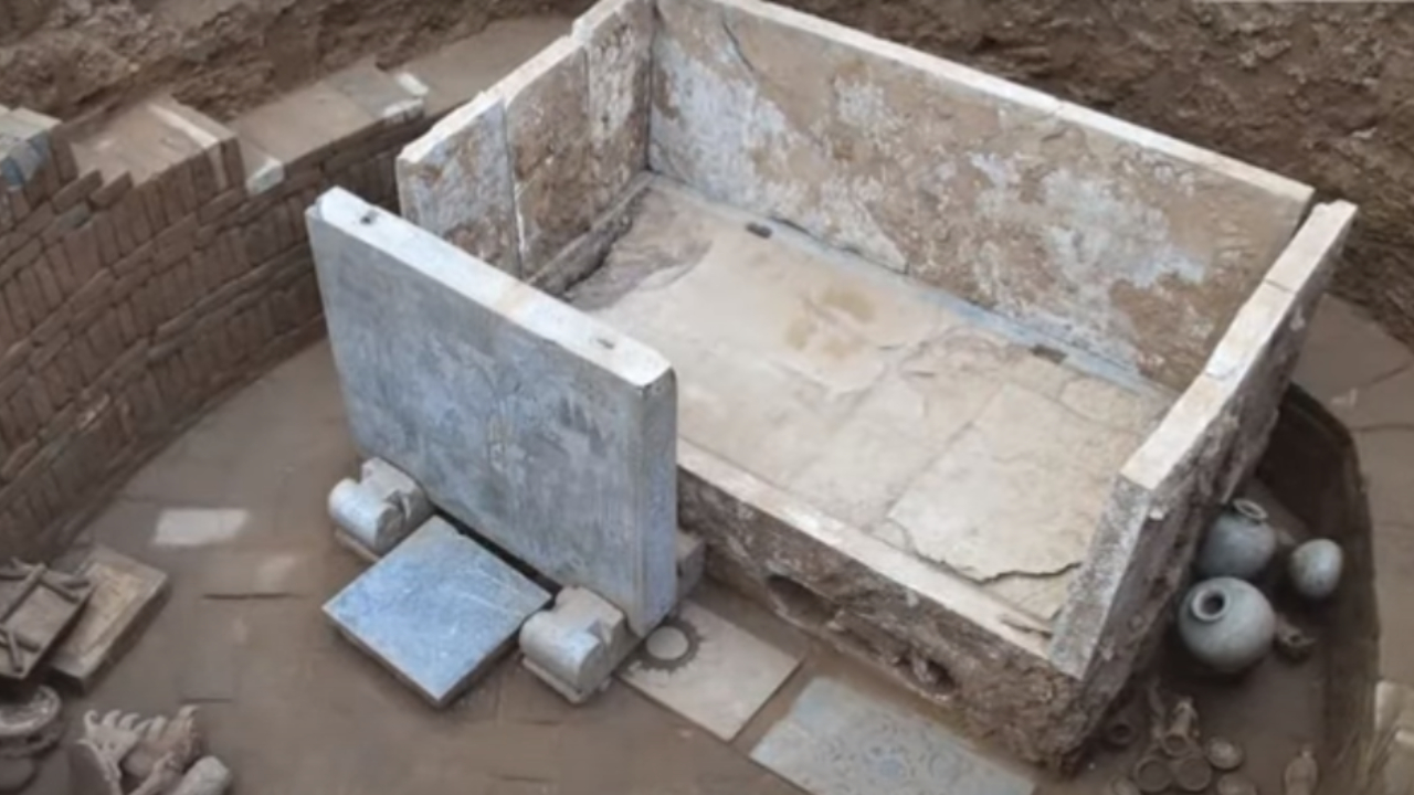 Tumba rara com cama de mármore de 1.400 anos é encontrada na China