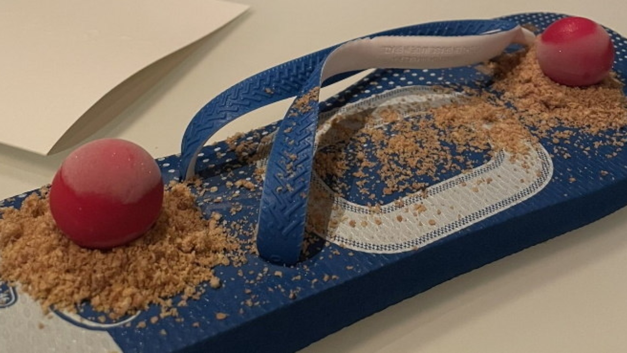 Sobremesa em chinelo: restaurante alemão serve doce em Havaianas
