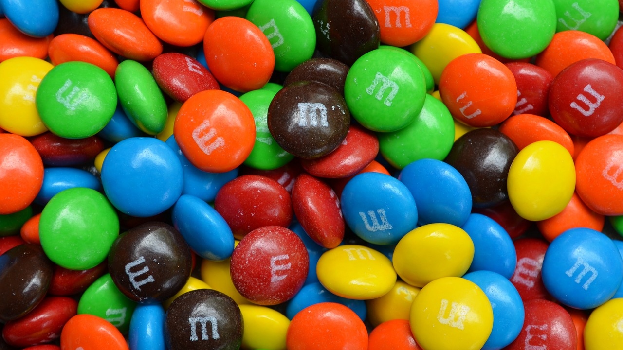 Empresa é processada após funcionários caírem em tanque de chocolate
