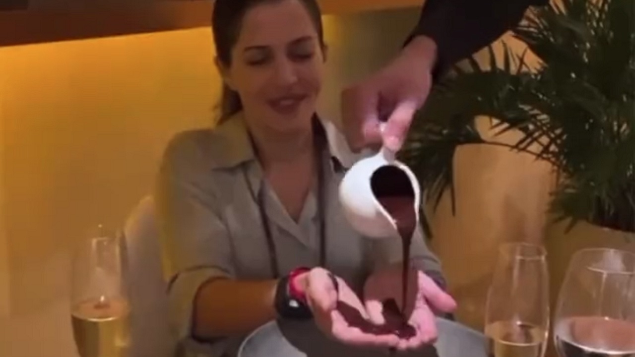 O restaurante que oferece calda de chocolate derramada nas mãos de clientes