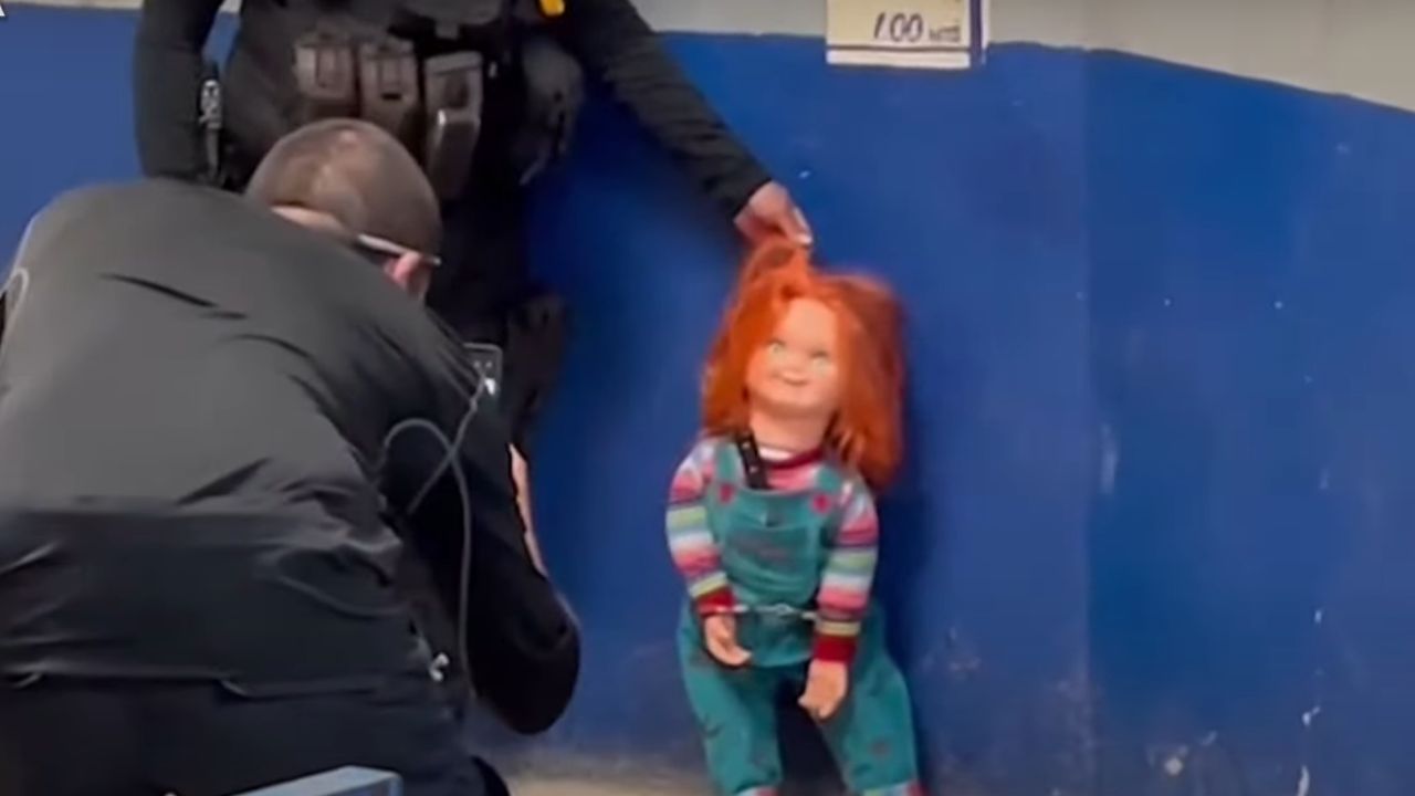 Chucky é ‘preso’ no México após seu dono ser detido por perturbar a ordem pública