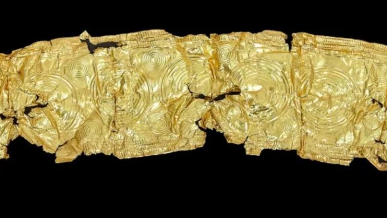 Fazendeiro encontra cinto de ouro que remonta ao século 14 a.C