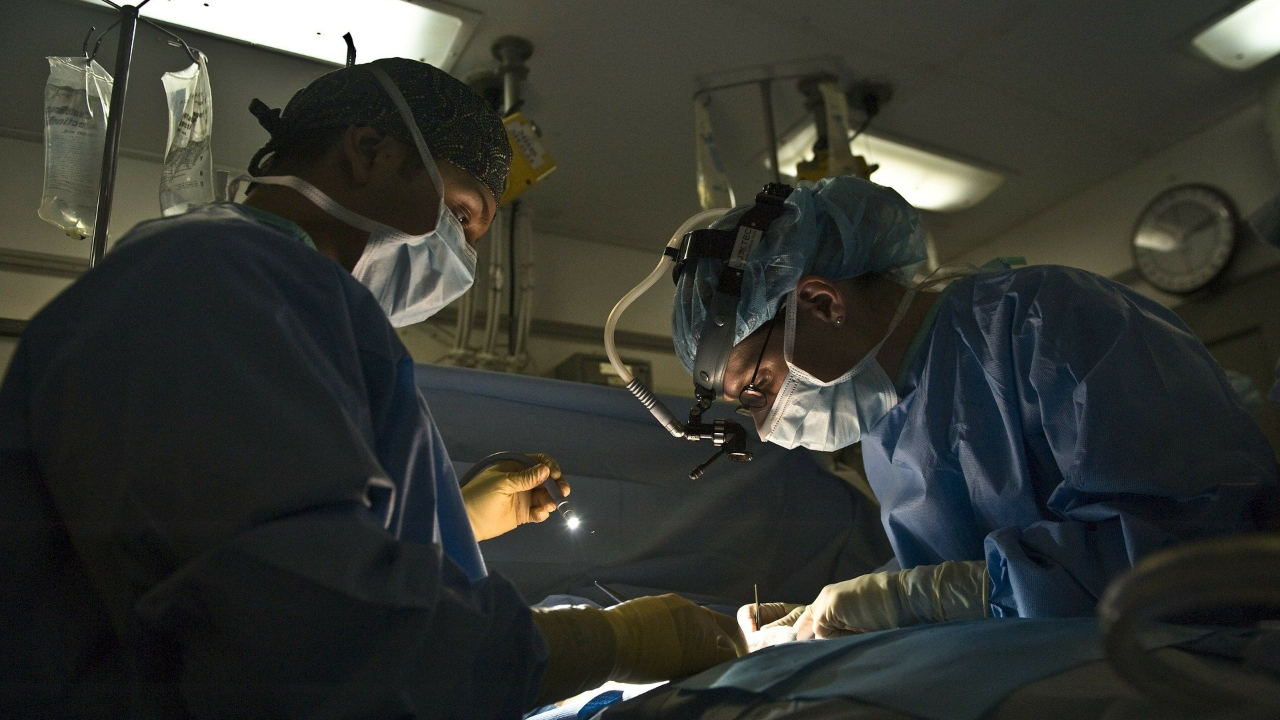 Na Rússia, médicos decidem terminar cirurgia enquanto hospital pega fogo