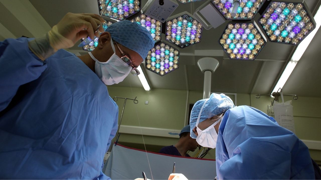 Mulheres têm mais chances de morte com cirurgiões homens, diz estudo