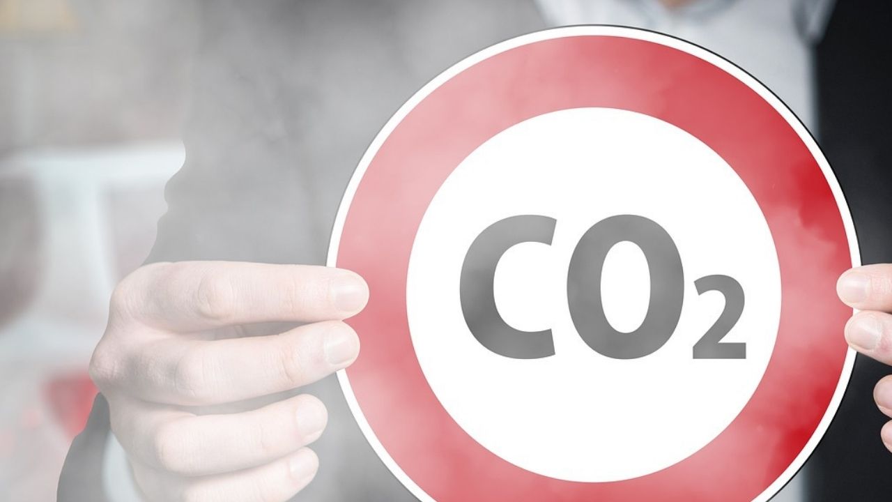 Pessoas que formam o 1% mais rico do mundo emitem o dobro de CO2 que metade mais pobre