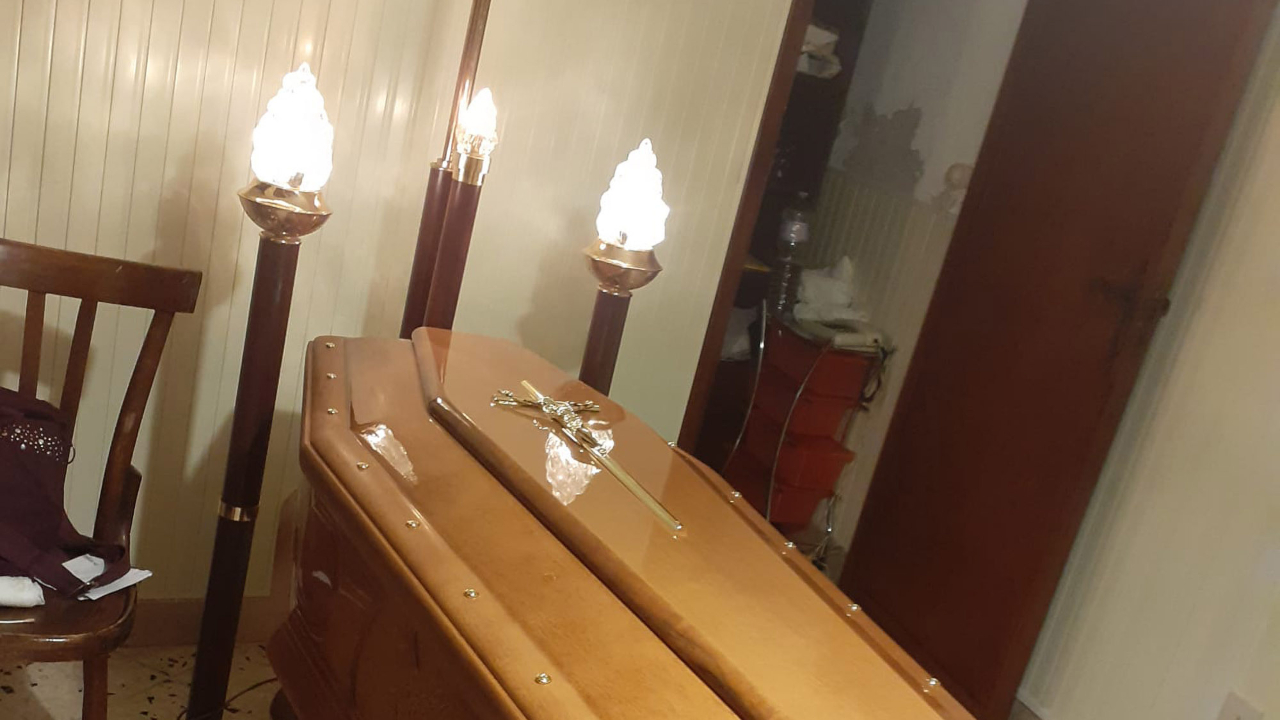 Na Itália, mulher mantém corpo da mãe em sua casa por falta de covas