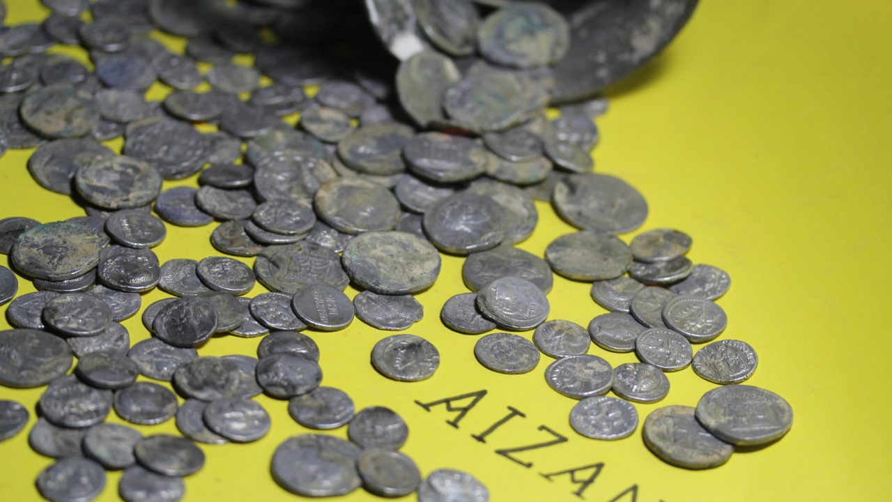 Valor incalculável: 650 moedas romanas são encontradas em jarro na Turquia