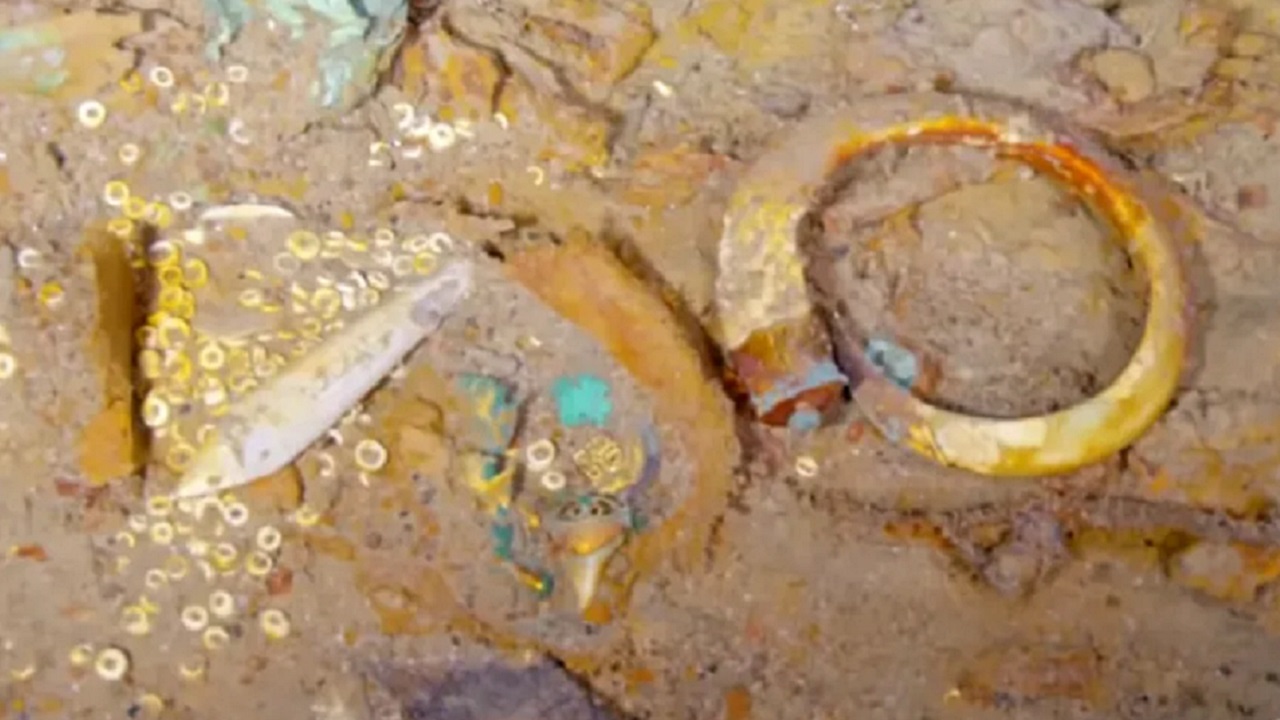 Titanic: Colar com dente de megalodon, não visto há 111 anos, é encontrado no naufrágio