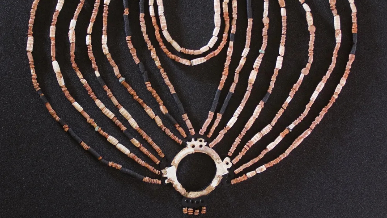 Colar encontrado em túmulo de 9 mil anos junto a criança revela curiosidade sobre civilização