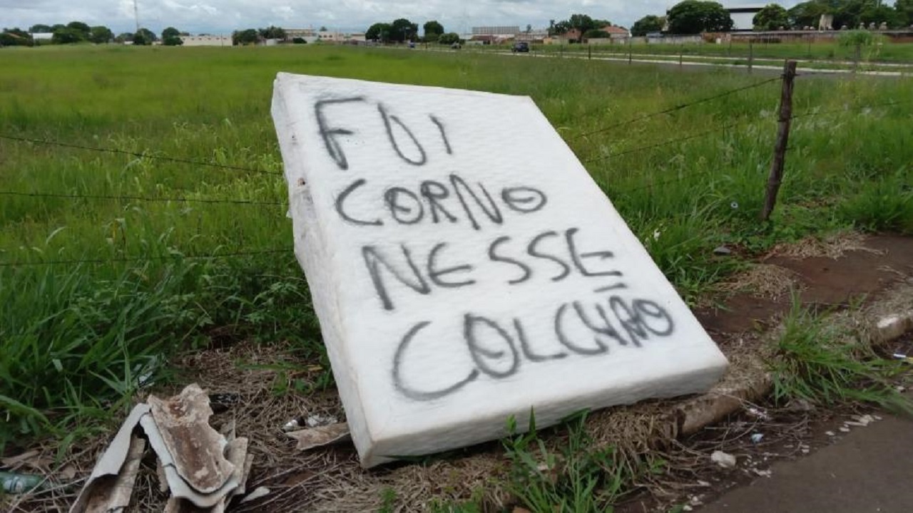 Desilusão amorosa? O mistério do colchão abandonado em Campo Grande