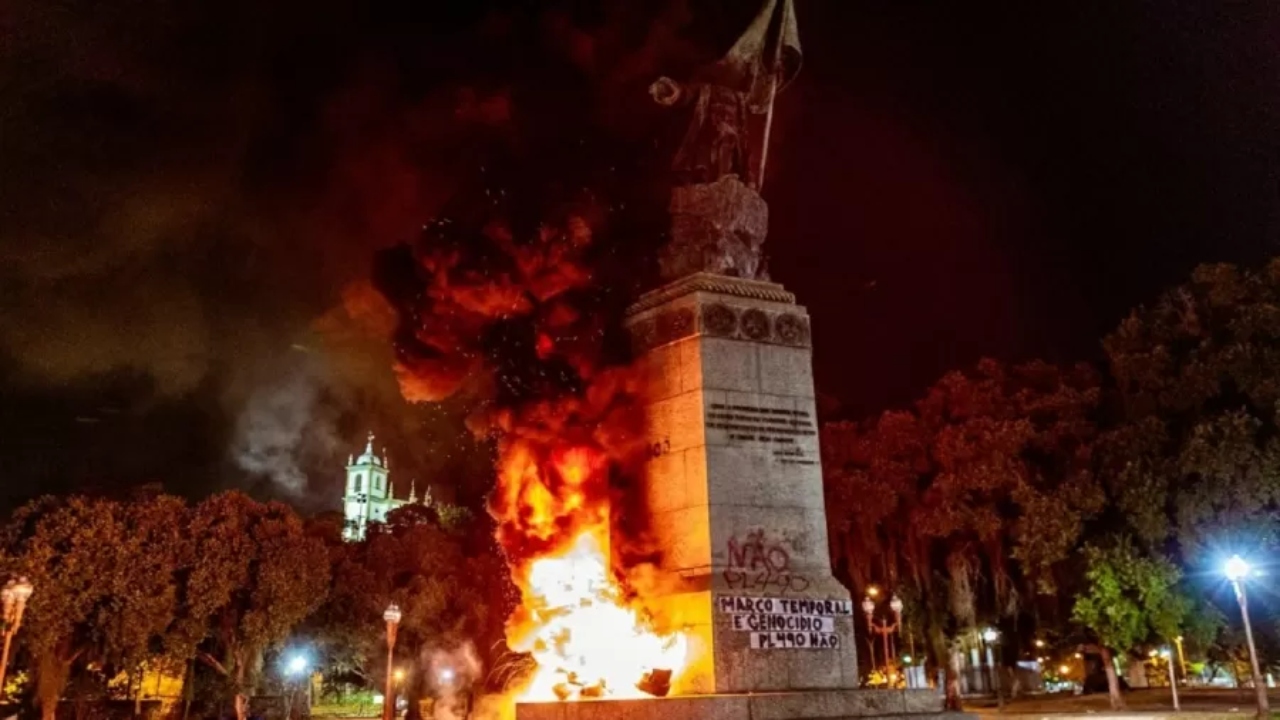 31 anos após inauguração, estátua que homenageia Pedro Álvares Cabral é incendiada no Rio