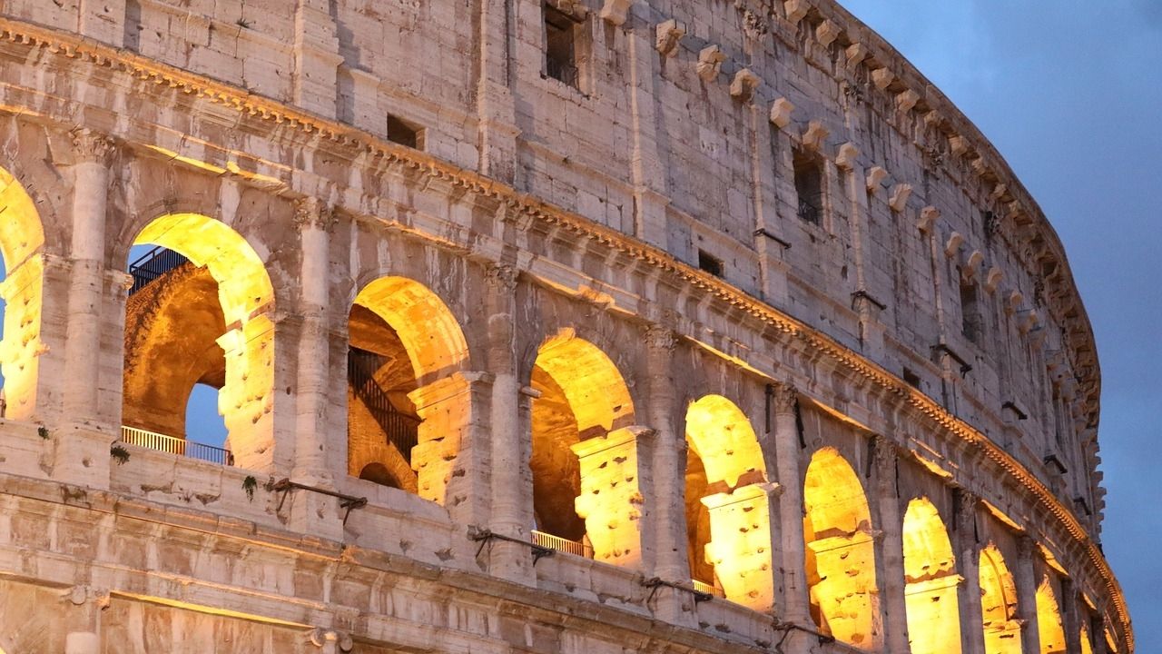 Turista é detido depois de marcar suas iniciais no Coliseu de Roma