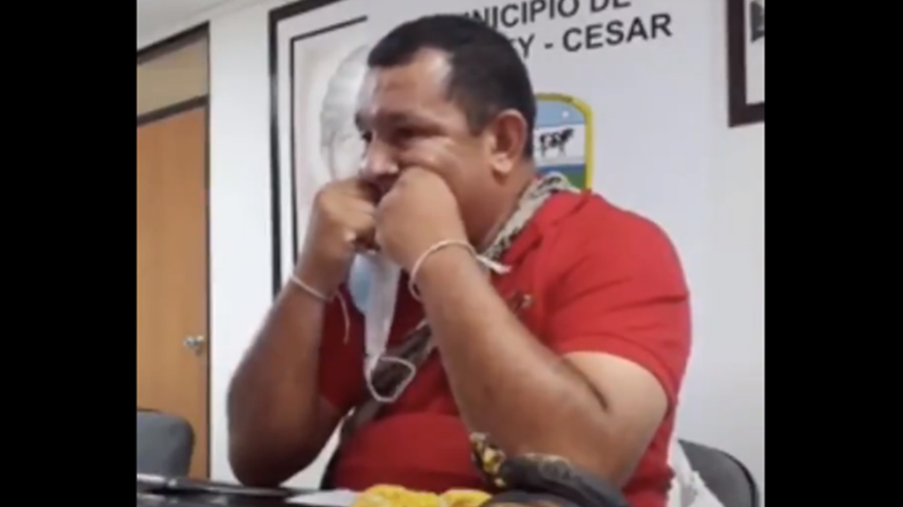 Na Colômbia, prefeito é flagrado utilizando máscara como fio dental