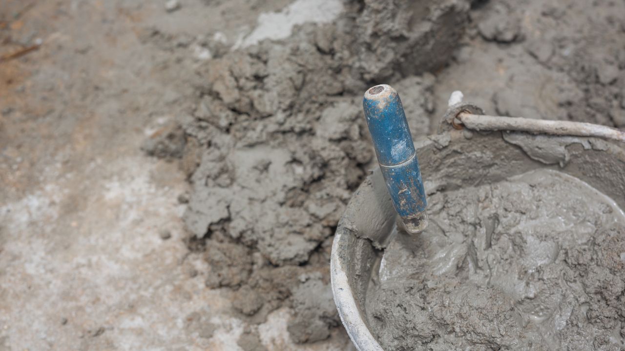 Cadáver de homem desaparecido é descoberto espalhado por barris de concreto