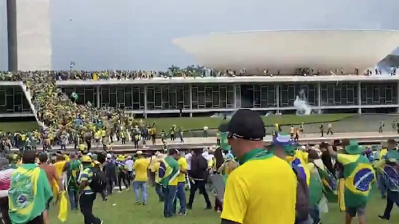 Jornalista recupera câmera roubada por golpistas antidemocráticos em DF
