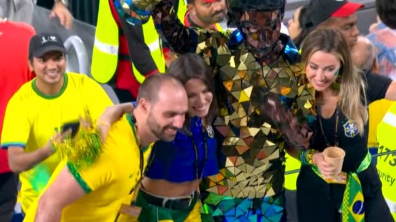 Eduardo Bolsonaro é criticado após aparecer na transmissão da Copa do Mundo Catar