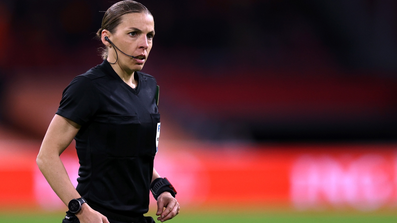 Francesa se torna primeira mulher a arbitrar partida em 92 anos de Copa