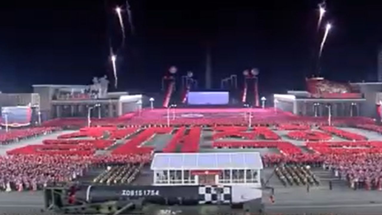 Coreia do Norte exibe quantidade recorde de mísseis em desfile