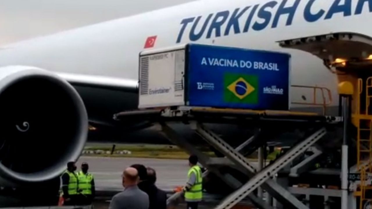 Brasil recebe mais de 3 mil litros de IFA para produção da vacina Coronavac