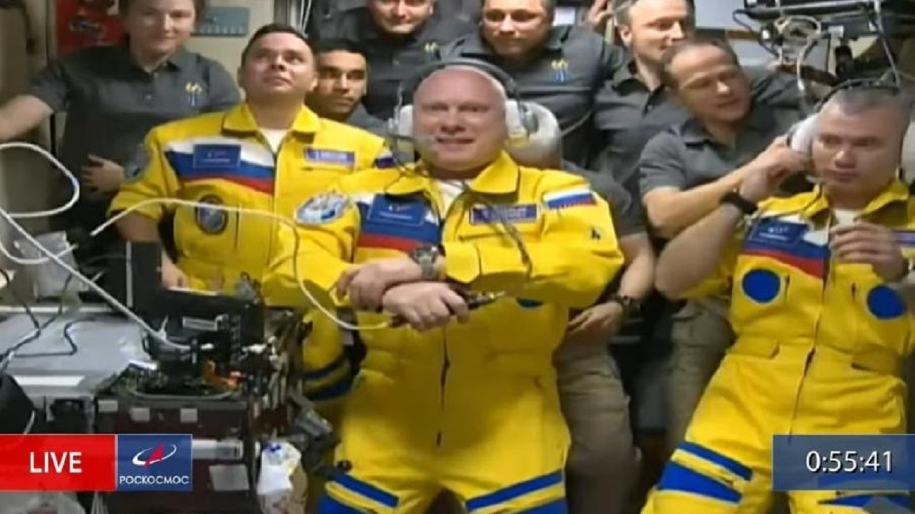 Cosmonautas chegam à ISS vestidos com as cores da Ucrânia