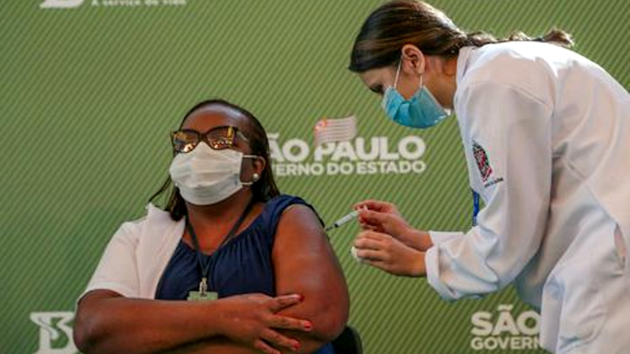 Enfermeira de São Paulo é primeira brasileira vacinada contra covid-19