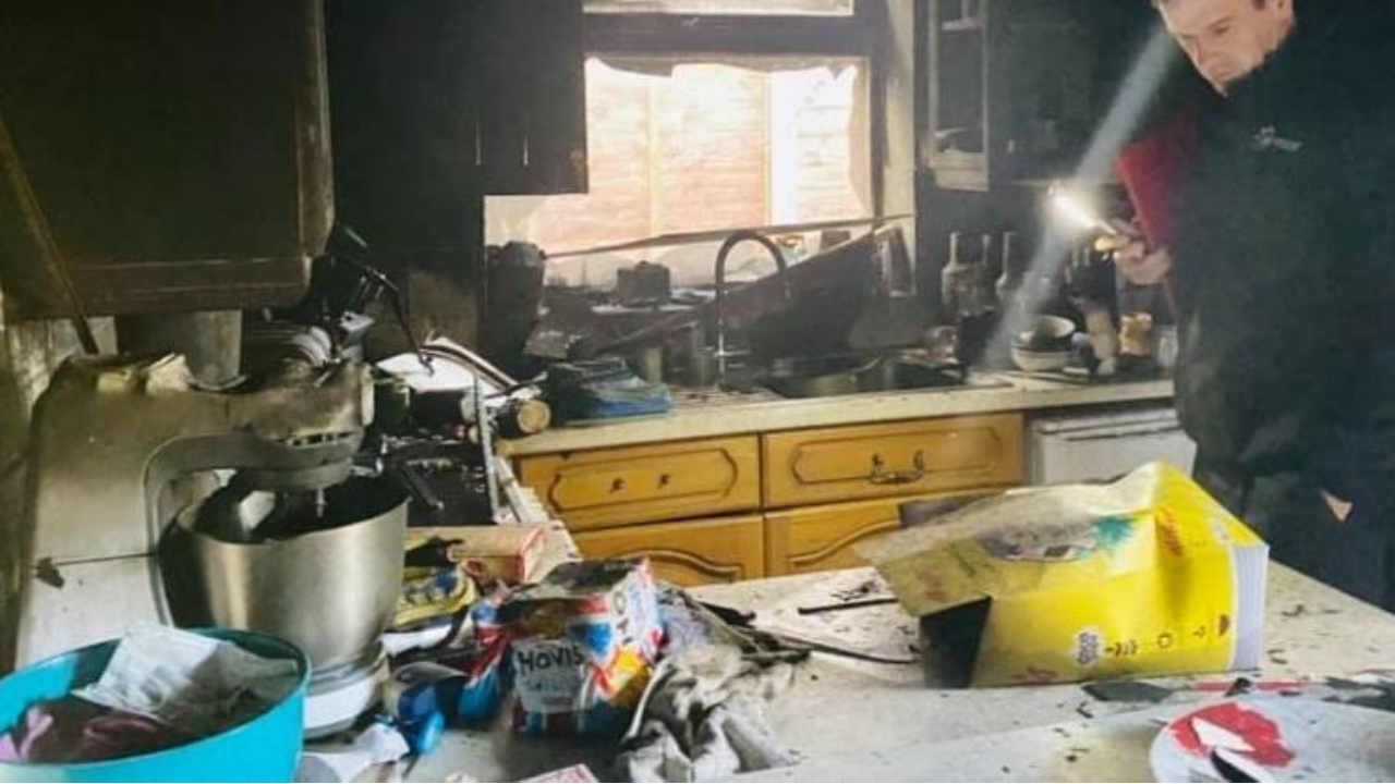 Garoto de 8 anos salva família de incêndio que destruiu sua casa