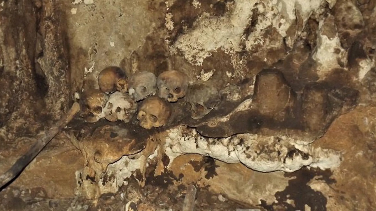 150 crânios sem dentes são encontrados em altar milenar de sacrifício