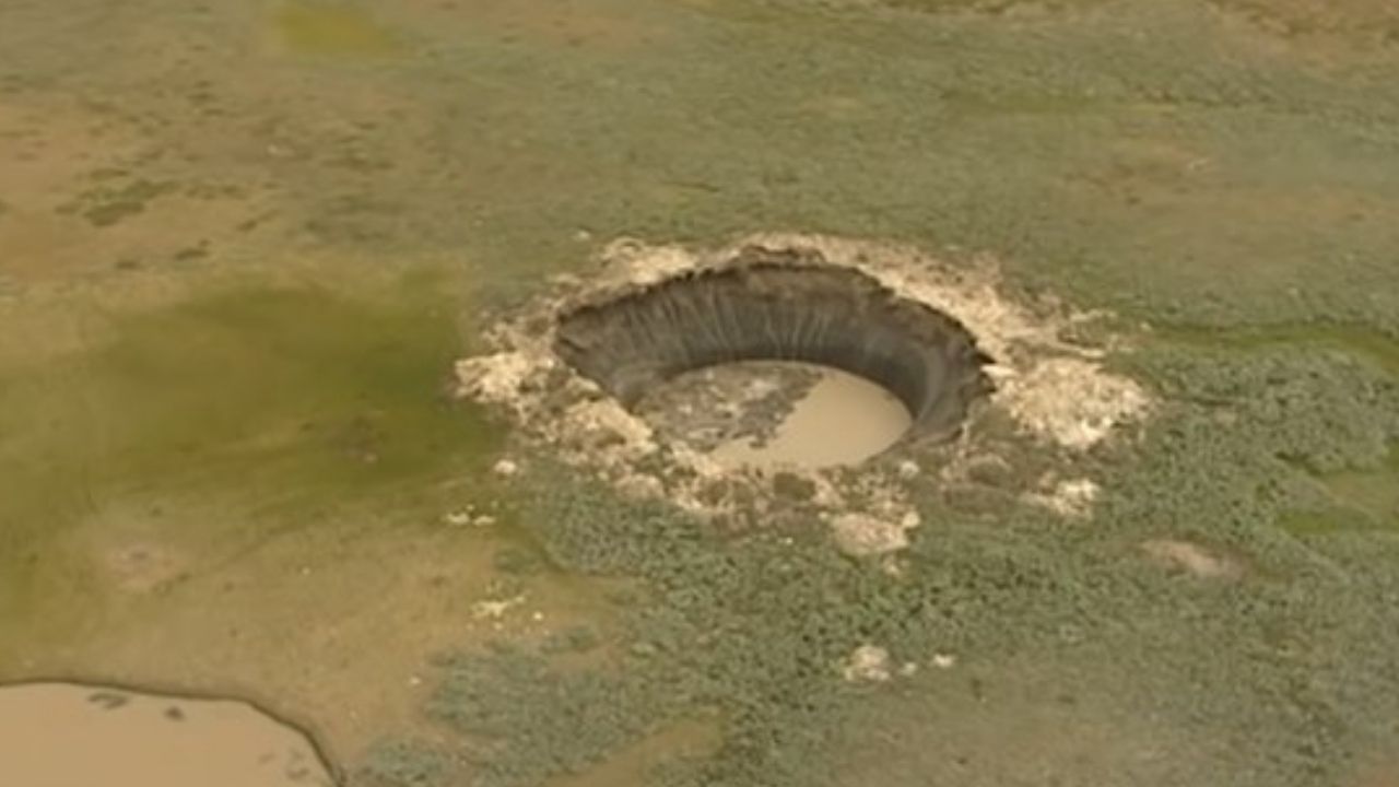 Rússia: Surgimento de enorme cratera de 50 metros gera curiosidade em pesquisadores