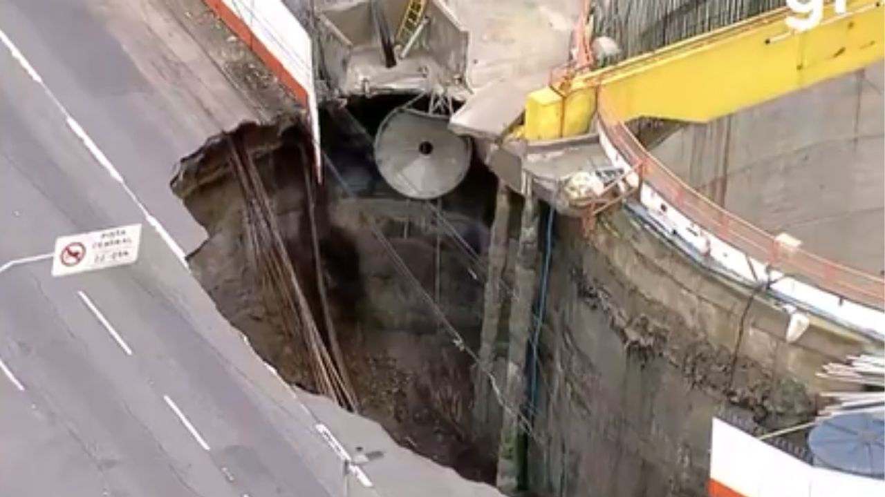 Cratera na Marginal Tietê foi causada por vazamento de esgoto