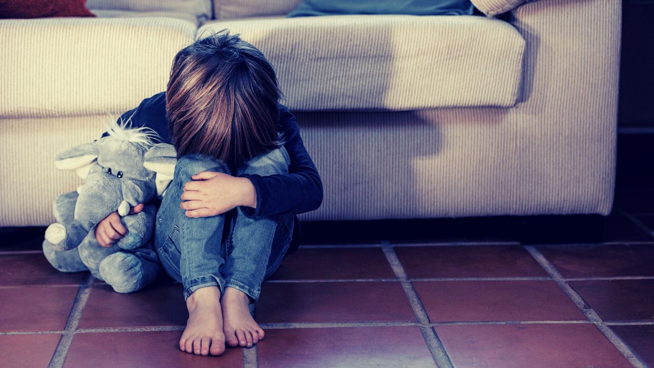 Após supostamente abandonar filhos em casa por 2 meses, mãe é presa nos EUA
