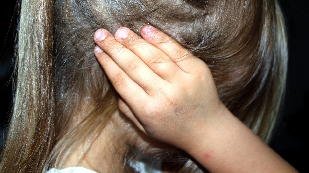 Menina de 10 anos esfaqueia pai para proteger mãe de violência doméstica
