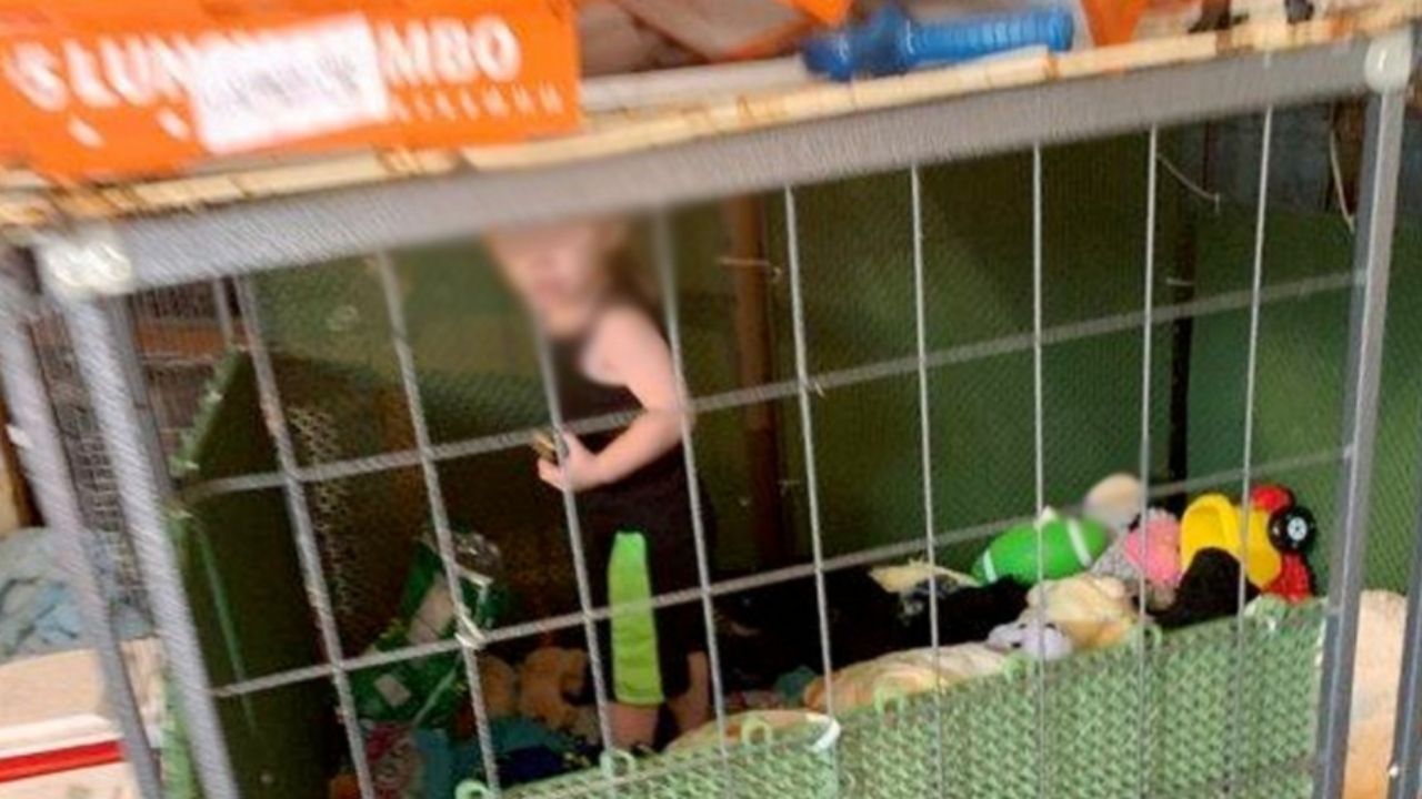 Após denuncia de maus tratos de animais, policiais encontram criança mantida em jaula