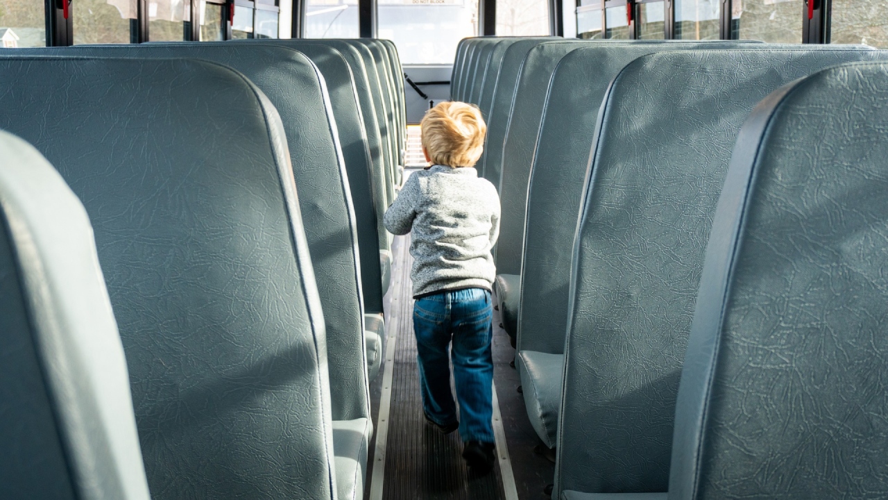 Criança de 4 anos é esquecida por três horas em ônibus escolar