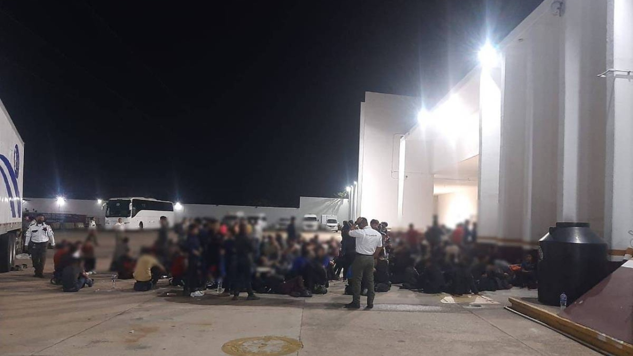 Polícia do México encontra mais de 100 crianças em caminhão abandonado com migrantes