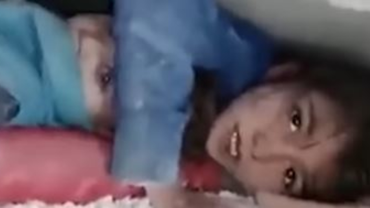 Menina síria de 7 anos protege seu irmão em escombros após terremoto