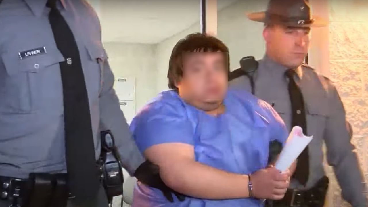 Homem assassina a mãe e atropela multidão nos EUA